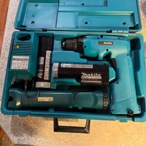 Makita Cordless Drill Set in Teal
